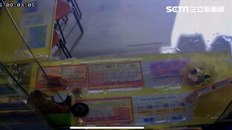 財神來了！彩券行玻璃突爆裂　阿伯中百萬