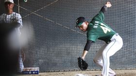 張喜凱遇低潮  一度不敢進牛棚中職台鋼雄鷹隊下勾投手張喜凱2022年遇到大低潮，一度連牛棚都不敢進；他在休賽季去找「阿鈣」廖于誠練球，有非常大的收穫，也因此將背號換成47號。圖為張喜凱在開訓後進牛棚練投。中央社記者張新偉攝  112年1月27日