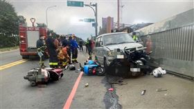 ▲廖女駕駛的白色廂型車在新北市樹林右轉時，突然衝進對向車道，撞上6輛正停等紅綠燈的機車。（圖／翻攝畫面）