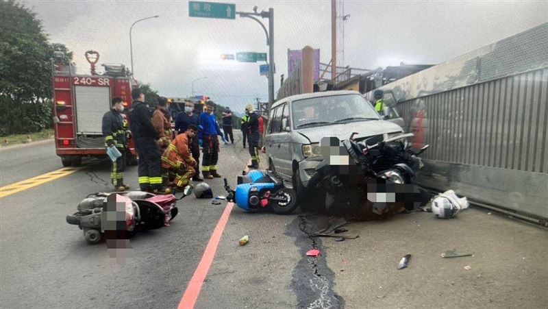 嚇壞！車子右轉突衝對向車道　6機車被撞