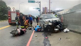 嚇壞！車子右轉突衝對向車道　6機車被撞