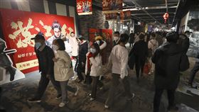 中國春節檔電影翻身  6天票房突破270億元中國疫情趨緩下，截至27日8時，春節檔總票房已經突破人民幣60億元（約新台幣270億元），觀影人次超過1億。圖為22日，山西太原，大批民眾湧入電影院。（中新社提供）中央社  112年1月27日