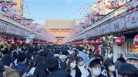 東京最古老寺院淺草寺  遊客感受過新年氣氛日本10月大幅鬆綁邊境管制後，東京淺草寺前方的商店街可看到湧入的遊客。許多海外觀光客喜愛來此感受日本傳統氣息。中央社記者楊明珠東京攝  111年12月31日