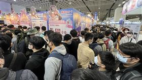 台北國際動漫節會場擠爆（1）2023第11屆台北國際動漫節27日起在南港展覽館熱鬧展開，共95家廠商、520個攤位齊聚，上午10時起開放民眾入場，場內瞬間爆滿。中央社記者鄭傑文攝  112年1月27日