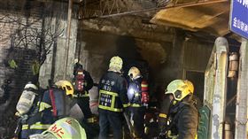 ▲新北市萬里區知名金山財神廟，晚間10點多傳出火警，一度有延燒之虞。幸好警消趕抵很快撲滅火勢，起火點為廟旁燃燒雜物、金紙處，沒有人員傷亡也未燃燒到建築物。（圖／翻攝畫面）