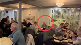 印度料理餐廳廣告中赫見9前年過世丈夫，讓59歲婦人不可置信。（圖／翻攝自臉書）