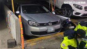 ▲新北市汐止一大樓社區傳出機械停車位夾人意外，71歲老翁被夾在車門和機械柱中間，救出時已經沒有呼吸心跳。（圖／翻攝畫面）