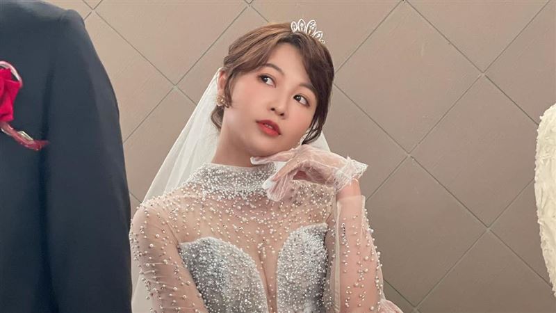 本土劇女神透視婚紗　深V至肚臍全看光