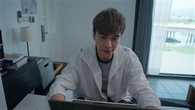 馬來西亞羽球好手吳柳瑩客串演出《決勝的揮拍》謝佳見好朋友。（圖／民視提供）