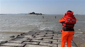 逾10遊客漲潮受困「金門版摩西分海」（圖／翻攝畫面）