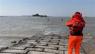 走春驚魂！10遊客受困「金門版摩西分海」