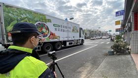 屏東警方取締違規車輛春節期間，往台東與墾丁人潮多，屏鵝公路在尖峰時段，車流每小時超過2700輛次，駕駛不耐久候，直接違規行駛機慢車道搶快，屏東警方沿線路段架設錄影設備，以不定時、不定點進行取締違規車輛，統計春節期間初一至初六，已舉發違規逾300件。（警方提供）中央社記者李卉婷傳真  112年1月28日