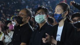 陳其邁觀看T1高雄全家海神比賽台灣職籃T1聯盟高雄全家海神隊4日在主場高雄巨蛋迎戰桃園永豐雲豹隊，高雄市長陳其邁（前中）擔任開球嘉賓，並在高雄市副市長史哲（前左）、高雄海神領隊侯嘉騏（前右）陪同下，在場邊觀賽、為球員加油。中央社記者曾以寧攝  111年12月4日