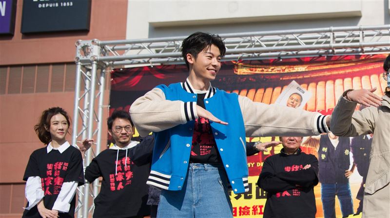 許光漢台南撒紅包！教跳「舞孃」好妖嬌