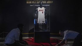 詹姆斯2013年NBA冠軍賽球衣　「天價1.1億」拍出史上第3高（圖／美聯社／達志影像）