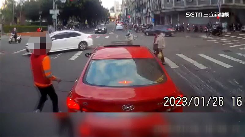 駕駛被超車嗆聲！下秒「黑衣人亮槍」飆罵