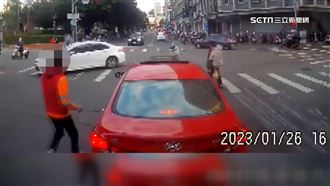 駕駛被超車嗆聲！下秒「黑衣人亮槍」飆罵