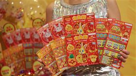 喜迎金兔年  台彩新刮刮樂人氣高（2）迎金兔年，台灣彩券公司日前宣布推出「2000萬超級紅包」、「金兔獎」、「大三元」、「好運連發」、「兔年行大運」與「財神迎春」等6款刮刮樂新品，吸引民眾在春節連假期間購買刮刮樂試手氣。中央社記者裴禛攝  112年1月23日