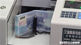 台銀董事長呂桔誠 台幣 新鈔 台灣銀行　展鈔　點鈔　鈔票 （圖／記者戴玉翔攝影）