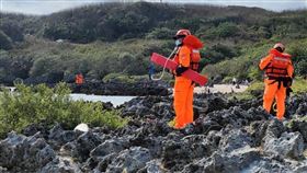 屏東後壁湖潛水客失蹤  海巡人員協尋屏東後壁湖海域一名60歲男性潛水客失蹤，28日搜救未果，海巡署29日上午海、陸、空同步持續擴大搜救，希望盡快將失蹤的潛水客找回來。（民眾提供）中央社記者李卉婷傳真  112年1月29日