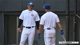 ▲世界棒球經典賽台灣隊打擊教練彭政閔指導鄭宗哲。（圖／記者劉彥池攝影）