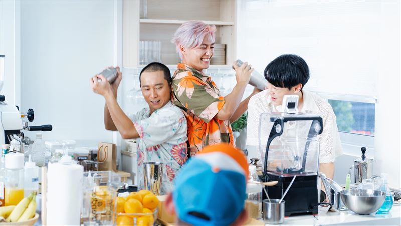 顏佑庭實習回歸做拉花小熊　炎亞綸看傻眼