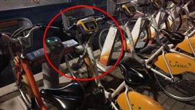 一輛YouBike2.0被誤停在YouBike1.0的車格內（圖／翻攝自路上觀察學院臉書社團）