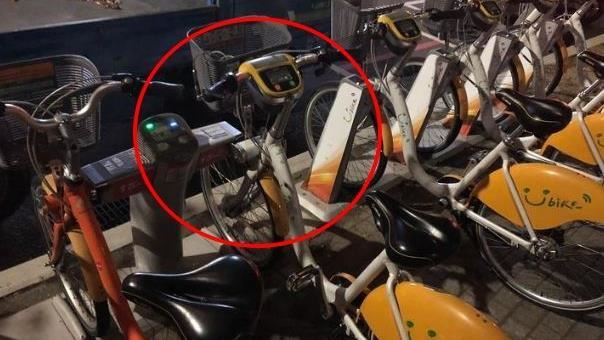 YouBike停錯格！畫面曝網嘆：防呆不防傻
