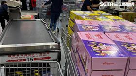 有民眾在好市多結帳時發現，其他會員竟然同樣的商品，買了3台推車這麼多。（圖／讀者失心楓授權提供）