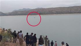 快訊／巴基斯坦觀光船翻覆！至少10童溺斃　7人仍在搶救中。（圖／翻攝自推特）