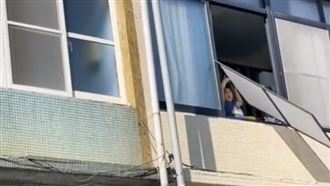 放？不放？屏東弟死抓鬆脫紗窗超絕望