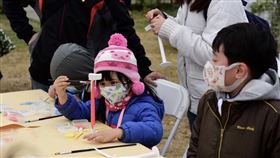 海峽離岸風場展區內，締造「全台第一個百人彩繪風機」的集體藝術創作，孩子們疊灑壓克力顏料、創造出獨一無二的彩色風機。（圖／海峽風電提供）