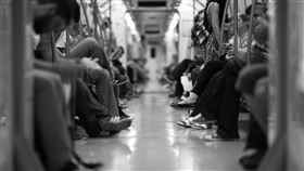 火車,地鐵,捷運,乘客,意外,手機,低頭族,車票,快速,交通,示意圖／pixaby