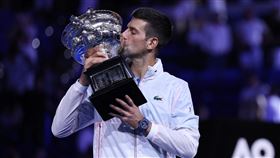 第10度澳網封王！喬科維奇重返球王激動落淚　稱贏得最重大勝利。路透社