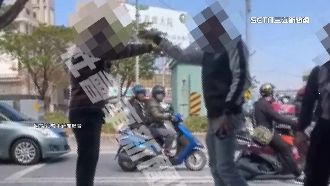 高雄烤鴨店前臨停擋道　兩男爆口角衝突