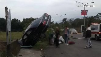 男駕車自撞路樹！ 車頭插水溝　兩人送醫