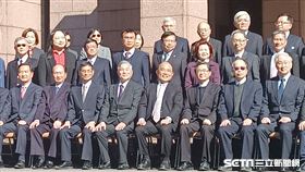 行政院長蘇貞昌今（30）日率全體閣員進行總辭後在院前廣場拍畢業照。（圖／記者盧素梅攝影)