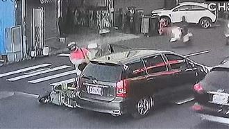 路怒駕駛惡意逼車追撞　飆罵外送員：擋路