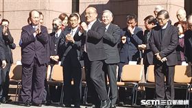 行政院長蘇貞昌今（30）日率全體閣員進行總辭後在院前廣場拍畢業照。（圖／記者盧素梅攝影)