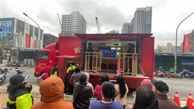 新北市消防局頂埔分隊現場提供地震體驗車，讓住戶模擬地震發生時的情境。(圖/新北住都中心提供)