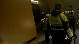 ▲蘆洲警方昨日凌晨臨檢時，在汽車旅館內查獲毒品和假證件集團。（圖／翻攝畫面）