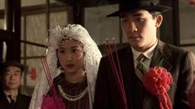 《悲情城市》中（左一）飾演媒婆的演員是當時童星顏正國的媽媽。（圖／牽猴子提供）