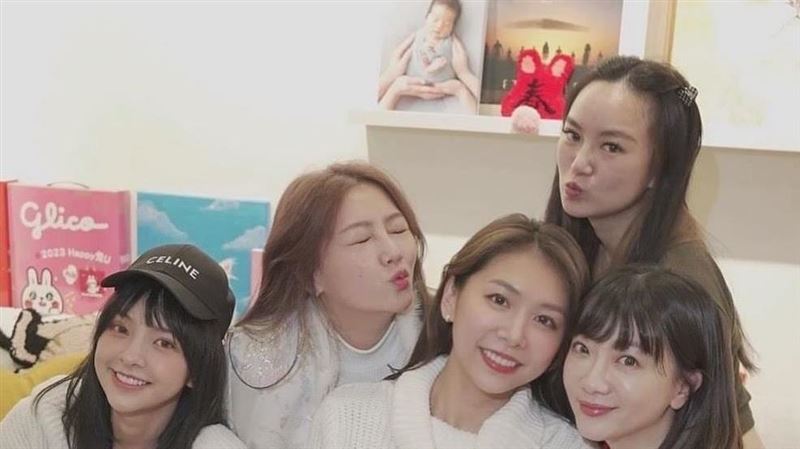 黑澀會美眉久違同框　網看哭：真的是青春