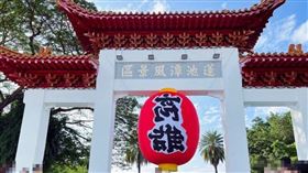 PTT網友表示，這幾天最熱門的景點就是高雄蓮池潭的拱門+大燈籠。（圖／翻攝自高雄旅遊網 IG）