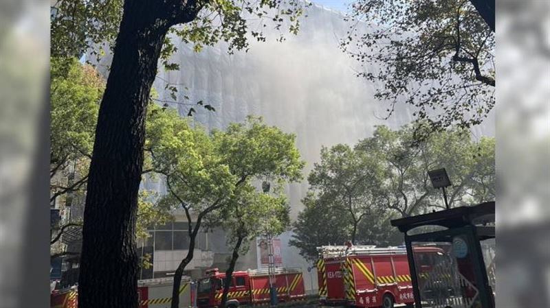 北市國賓飯店工地起火　管道起火濃煙密布
