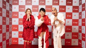 （左起）《紅白》收視開紅盤，主持人陳明珠、黃子佼、YELLOW黃宣相當開心。（圖／台視提供）　