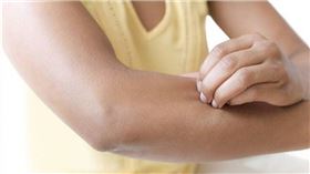 ▲乾冷寒流來訪，不少人出現冬季乾癢症狀。（示意圖／擷取自TPG達志影像）