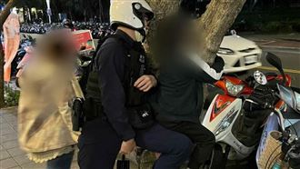 頑童爬樹受困崩潰大哭　暖警用肉身支撐他