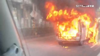 開到一半冒黑煙自燃　車遭火球吞噬剩骨架