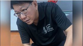 前屏東縣長潘孟安日前在臉書PO出玩貓的影片。（圖／翻攝潘孟安臉書)